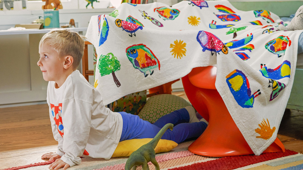 Diese Kuscheldecke gibt es nur einmal: Kinderzeichnungen sorgen für einen unverwechselbaren Look und machen aus dem Osterpräsent ein Unikat. Foto: DJD/CEWE