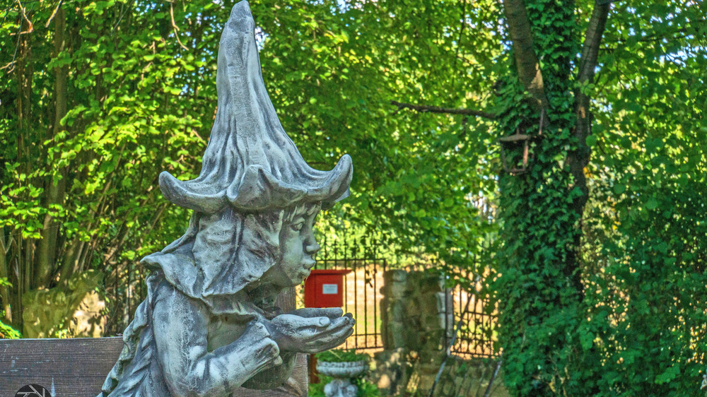 Auf dem Wanderweg "Im Schatten der Hexen" sind auch Stempelstellen der Harzer Wandernadel zu finden. Foto: DJD/Tourist Information Halberstadt/Stefan Herfurth