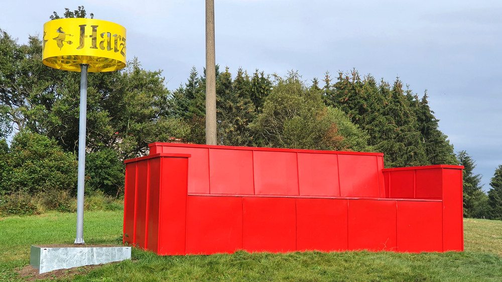 Das rote Sofa in Benneckenstein lädt zur Rast mit Aussicht ein und hat mittlerweile Kultstatus erreicht. Foto: DJD/Rübeländer Tropfsteinhöhlen/Mandy Leonhardt