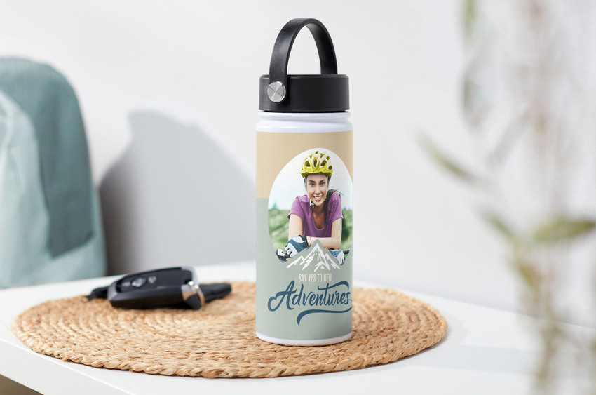 Ob Sport, Freizeit oder Arbeit: Der individuell gestaltete Thermobecher ist ein Geschenk, das nicht nur zu Ostern für große Freude sorgt. Foto: DJD/CEWE