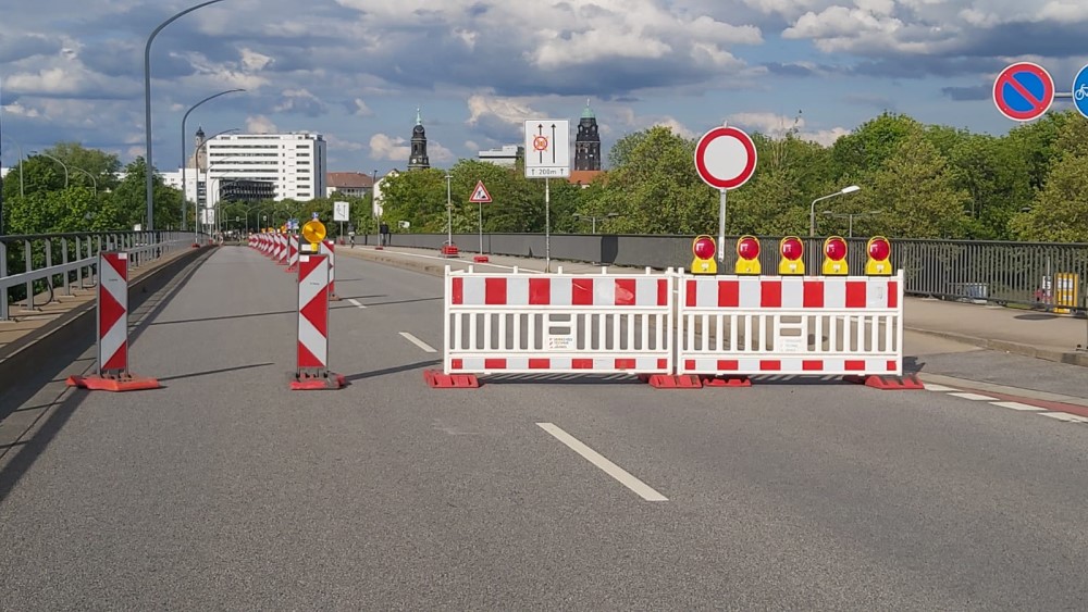 Brücke Budapester Straße: Tiefbauarbeiten für „Not-Notunterstützung“ laufen. Foto: MeiDresden.de