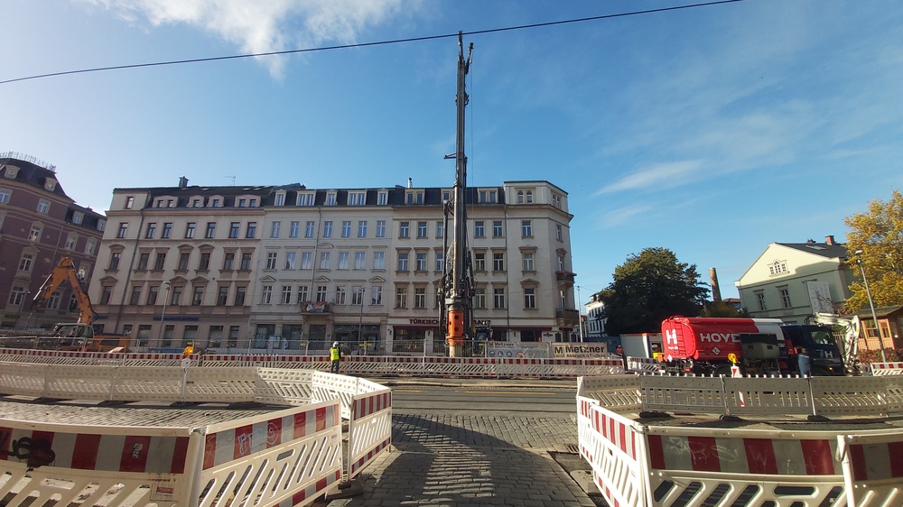 Am Montag, 26. Oktober 2026, begannen die Bohrungen für das neue Gleichrichterunterwerk (GUW) der Dresdner Verkehrsbetriebe (DVB) an der Königsbrücker Straße. Foto: MeiDresden.de